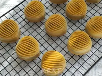 Make Peach-tree mooncake step 12