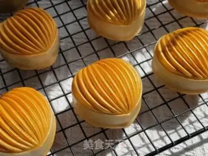 Make Peach-tree mooncake step 13