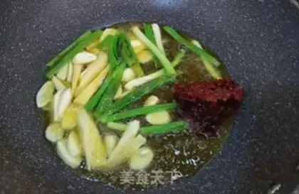 Make Bean petal fried fish tofu step 2