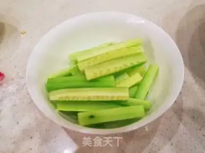 Make Bean cucumber roll step 1