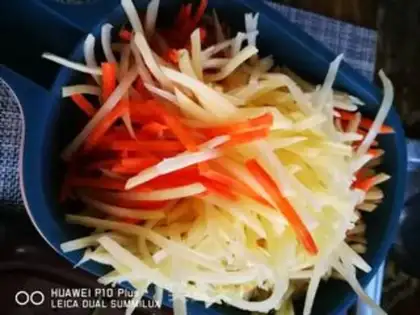 Make Fried eggs in the nest step 2