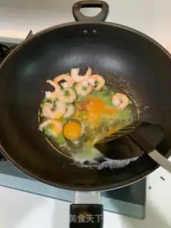 Make Black rice shrimp egg fried rice step 3