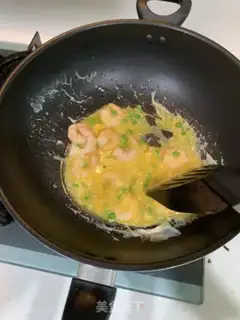 Make Black rice shrimp egg fried rice step 4