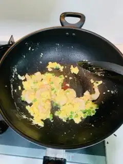 Make Black rice shrimp egg fried rice step 6