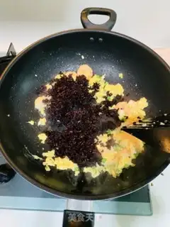 Make Black rice shrimp egg fried rice step 7