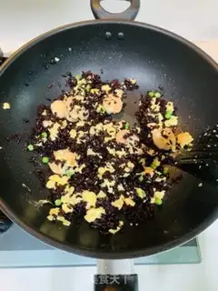 Make Black rice shrimp egg fried rice step 8
