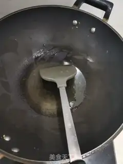 Make Garlic fried eggs step 1