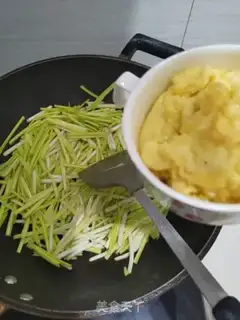 Make Garlic fried eggs step 3