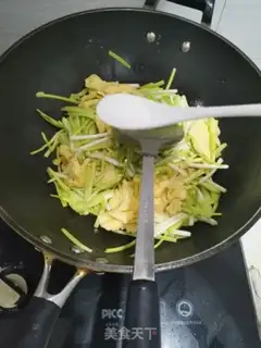 Make Garlic fried eggs step 4