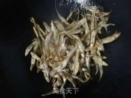 Make Spicy little fish step 1