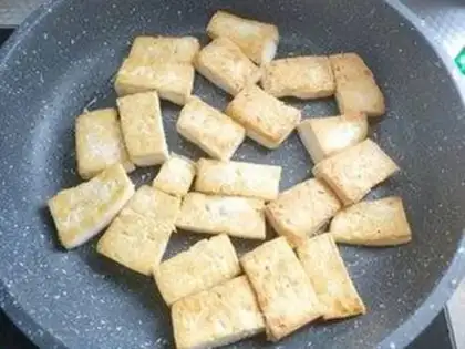Make Sour sweet tomato tofu step 1