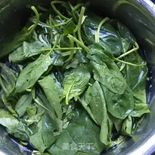 Make Scrambled garlic spinach noodles step 0