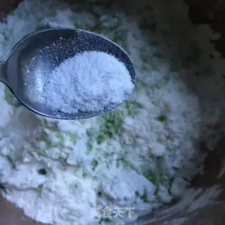 Make Scrambled garlic spinach noodles step 2