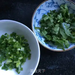 Make Scrambled garlic spinach noodles step 4
