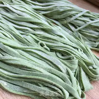 Make Scrambled garlic spinach noodles step 7