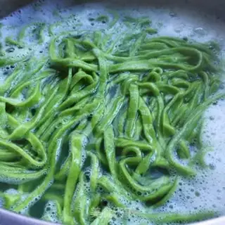 Make Scrambled garlic spinach noodles step 8