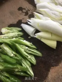 Make Chili onion fried beef step 1