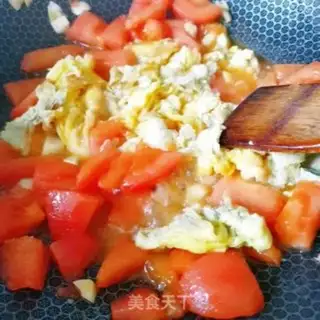 Make Tomato fried eggs step 8