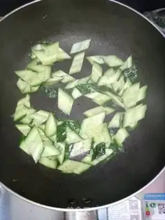 Make cucumber fried eggs step 3