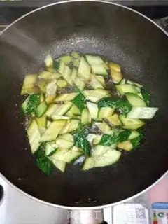 Make cucumber fried eggs step 4