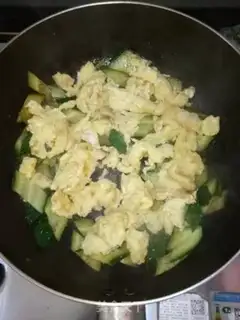 Make cucumber fried eggs step 5