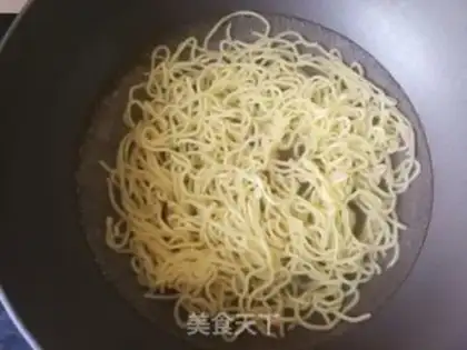 Make Red mushroom chicken soup noodle step 3