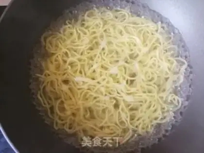 Make Red mushroom chicken soup noodle step 4