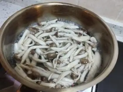 Make Mushroom fried eggs step 2