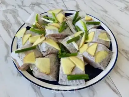 Make Pyramid, garlic and fish step 0