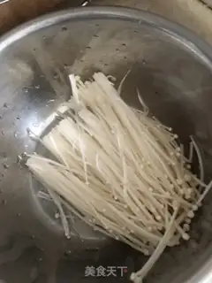 Make The golden mushroom meatball soup step 1