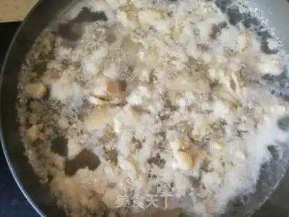Make Black carrot, red mushroom chicken leg soup step 1