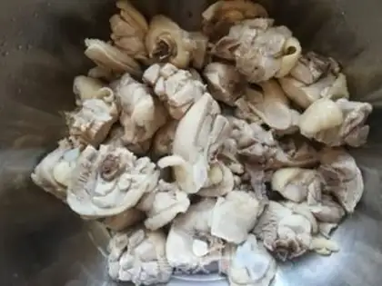 Make Black carrot, red mushroom chicken leg soup step 2