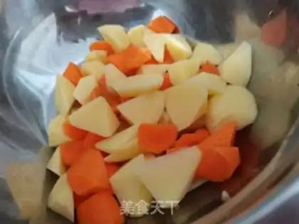 Make Curry chicken and potatoes step 1