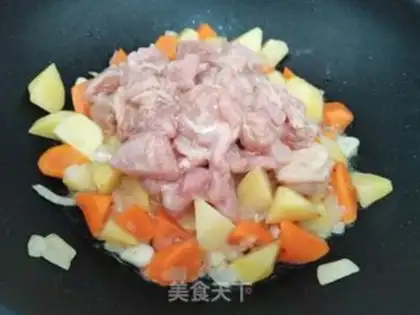 Make Curry chicken and potatoes step 4