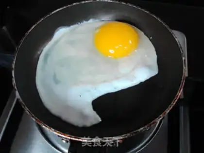 Make Spam and egg cheese sandwiches step 2