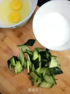 Make cucumber egg soup step 1