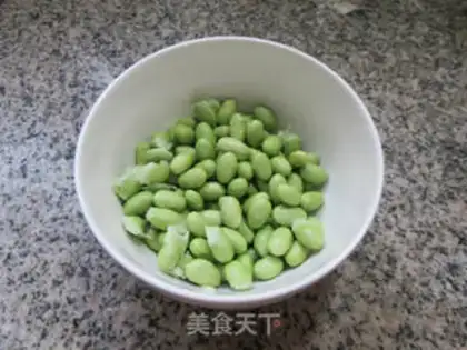 Make Precious eggs and fried beans step 1
