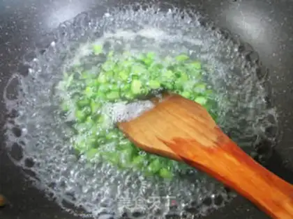 Make Precious eggs and fried beans step 3