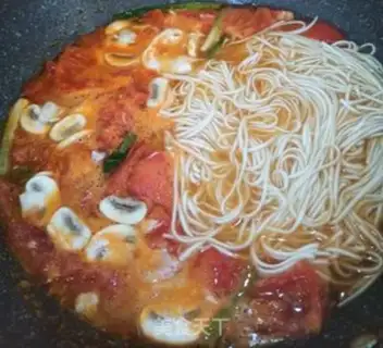 Make Tomato mushroom egg noodles step 4