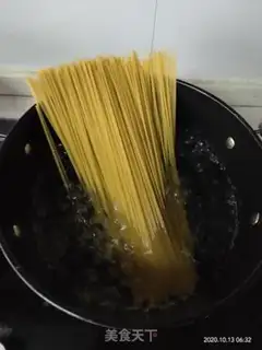 Make Milk, garlic, shrimp pasta step 1