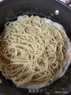 Make Milk, garlic, shrimp pasta step 7