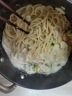 Make Milk, garlic, shrimp pasta step 8
