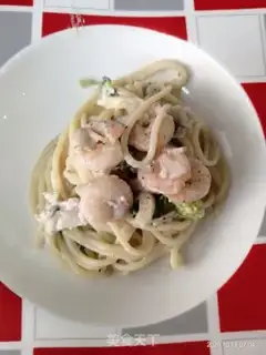 Make Milk, garlic, shrimp pasta step 9