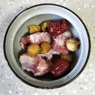Make Pork soup with figs step 1