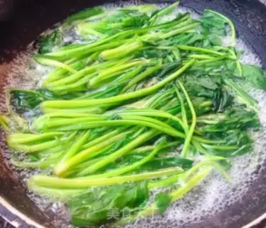 Make Duck-blooded spinach step 1