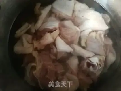 Make Worm and grass, the chicken legs. Soup step 1