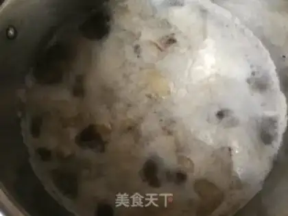 Make Worm and grass, the chicken legs. Soup step 2