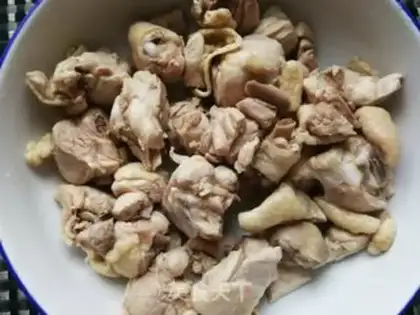 Make Worm and grass, the chicken legs. Soup step 3