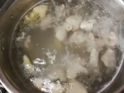 Make Worm and grass, the chicken legs. Soup step 5