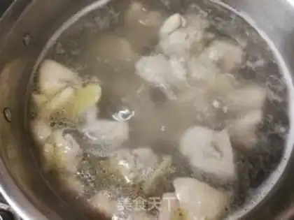 Make Worm and grass, the chicken legs. Soup step 6